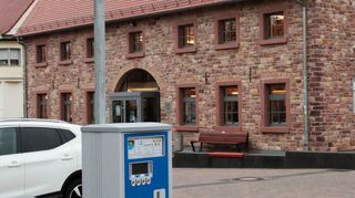 Gebührenpflicht auch auf dem Zehntscheunenplatz: Die neuen Automaten stehen schon, sind aber noch nicht final programmiert, sodass bis auf Weiteres noch die bisherige Parkscheibenregelung gilt.