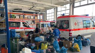 Kartons und Tüten liegen im Rettungszentrum verteilt. Die Spendenaktion des DRK ist ein großer Erfolg.