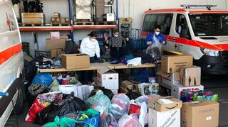 Etwa zehn Helfer haben die Kleiderspenden bei der DRK angenommen und sortiert.
