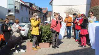 Bei Sonnenschein und im Freien wurde die Ausstellung mit zahlreichen Besuchern eröffnet.