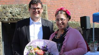 Von Bürgermeister Nils Drescher gibt es Blumen für Künstlerin Stephanie Kolb, die sich über ihre Ausstellung im Wasserturm freut.