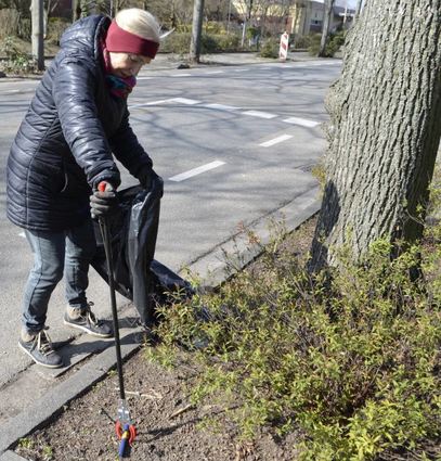 Die Jahnstraße gehört offenbar zu den Müll-Hotspots in Plankstadt – Rita Wolf hat entsprechend einiges zu tun.