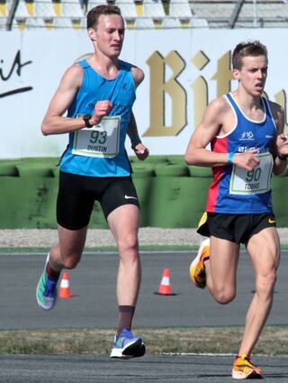 Dustin Uhlig (l.) und Tobias Ulbrich liefern sich bei den Männern ein spannendes Rennen. Am Ende hatte Uhlig beim Zieleinlauf einen Vorsprung von 23 Sekunden.