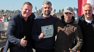 Oberbürgermeister Marcus Zeitler (v. l.), Jochen Nerpel, Organisator Björn Steinmetz und Jorn Teske waren mit dem Verlauf der Veranstaltung sehr zufrieden. Nerpel trauerte lediglich seiner verpassten persönlichen Bestzeit nach, die vom Wind verweht wurde.