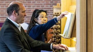 Kirchenmusikdirektor Robert Sattelberger sorgt, assistiert von Lily Nagaosa-Bleeck, an der Orgel der Christuskirche für ein überwältigendes Hörerlebnis.