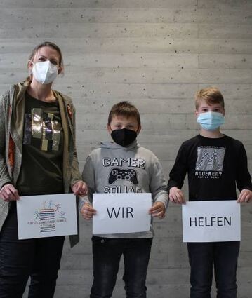 Zwei Schüler der 4a und Rektorin Anja Ott freuen sich über den Erfolg.