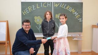 Bürgermeister Nils Drescher bekommt von Sarah und Alexander den Umschlag mit 1000 Euro „Laufgeld“.