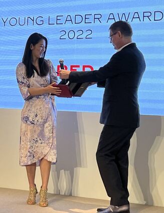 Ein Moment, den sie nicht so recht fassen kann: Weihua Wang wird mit dem Young Leader Award in Dubai ausgezeichnet.