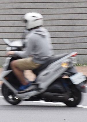 Unser Symbolbild zeigt einen Rollerfahrer, der recht schnell unterwegs ist. Das war auch der junge Mann, der nun verurteilt wurde.