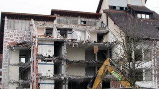 Neue Einblicke ins Altenheim: Die rückwärtige Fassade von St. Elisabeth ist auf der Seite zum Kraichbach hin bereits entfernt. Stück für Stück bricht der Abrissbagger Teile von Wänden und Decken des Gebäudes ab. Fliesen zeigen, wo bis Anfang Januar Bäder waren. Der Bau wurde zunächst entkernt und von Dämmung befreit.