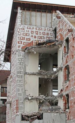 Weg ist der Balkon: Deutlich zu sehen sind die Klebespuren der Dämmung.
