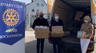 Neben Verbandsmaterial brauchen die Ukrainer vor allem prothetische Hilfsmittel und Infusionslösung: Thomas Duda (Konser, v. l.), Dr. Martin Lindenberger und Gabriele Schotter (Rotary Club Hockenheim) packen das in den Transporter.