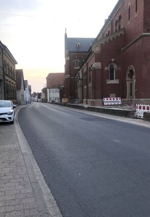 Die Schwetzinger Straße in Plankstadt in Richtung Westen abgebildet – hier soll die Wasserleitung ausgetauscht werden.