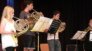 Vor zwei Jahren – beim letzten Schülerkonzert vor der Corona-Pause – spielen unter anderem (v. l.) Ella Mahady Dworacek, Jannik Brenk, Linus Augsburger und Laurance Mahady.
