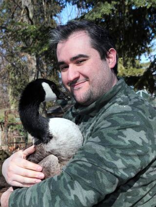Sven Berlinghof hält Vogelpark-Bewohner „Günter“ in den Armen.
