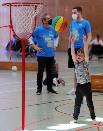Wetten, dass dieser Ball unbeachtet in den Korb reingeht?