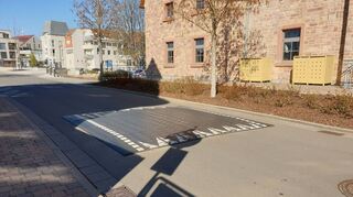 Wie könnte eine Verkehrsberuhigung am Gemeindepark aussehen? Eine Möglichkeit wäre ein sogenanntes Berliner Kissen – wie beispielsweise in Hockenheim.