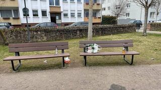 Jugendliche treffen sich im Gemeindepark gerne auch nachts – und hinterlassen anschließend sehr viel Müll. Das ärgert unseren Leser Martin Jost.