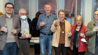 Die Autoren genehmigen sich einen Gin auf „Die Kurpfalzachse“: Lars Maurer (v. l.), Wolfgang Ochs, Thomas Bührke, Elisabeth Kröger, Katharina Ungerer-Heuck, Ulrich Kobelke, Plankstadts Bürgermeister Nils Drescher sowie Irmgard und Udo Weis.