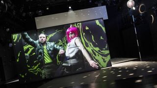 Leben im All: Szene aus der Mannheimer Inszenierung mit Christoph Bornmüller als T und Vassilissa Reznikoff in der Rolle der Scorpio.