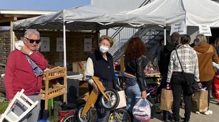 Viele kommen, um beispielsweise Spielzeug, Fahrräder und Kleidung zu spen-den – auch Elke Kahnert (2. v. l.) aus Hockenheim.