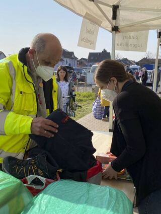 Michael Fackel (l.) gibt seine Spende bei Ge-meindemitarbeiterin Melanie Wieden ab.