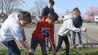 Die Schüler der 3a der Friedrich-Ebert-Gemeinschaftsschule sind mit Eifer dabei und befreien die Flächen rund um das Capri-Sonne-Sportcenter von Unrat.