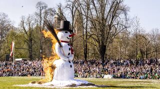 Nun brennt er der Schneemann – der vom Verkehrsverein organisierte Sommertagszug ist nach zwei Jahren Corona-Pause wieder Anziehungspunkt für tausende Besucher mit ihren Kindern an der Wegstrecke und hier auf der Klipfelsau.