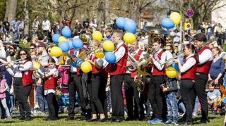 Blau und Gelb für die Ukraine mischen sich unter die üblichen Farben – die Blaskapelle Schwegenheim umrahmt den Sommertagszug musikalisch.