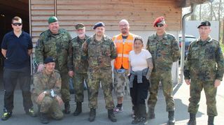 Oft beim Dreck-weg-Tag dabei: die Reservisten Daniel (v. l.) und Stephan Englert, John Wintjen (vorne), Johann Trissler, Pascal Baumgartner, Matthias Friedrich, Wampi und Christian Wald sowie Ulrich Moser.