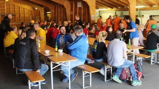 Die Stadt lädt nach der Sammelaktion zum gemeinsamen Mittagessen ein. Viele Helfer nehmen das Angebot nach dem zweistündigen Einsatz gerne an.