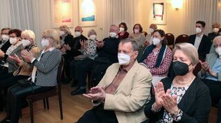 Zahlreiche Vertreter der Kommunalpolitik, der örtlichen Vereinswelt, Familienan-gehörige und Persönlichkeiten der Hochschule Mannheim waren zu einem kleinen Festakt in der Jugendstilvilla zusammengekommen, um an das Leben von Professor Meixner, der an diesem Tag 100 Jahre alt geworden wäre, zu erinnern.