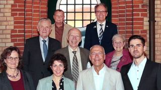 Sie würdigten das Wirken von Professor Oskar Meixner (v. l.) Ursula Meixner, Professor Dr. Dietmar von Hoyningen-Huene, Volkmar Schäfer, Amelie Meixner, Helmut Mehrer, Horst-Uwe Meixner, Bürgermeister Dr. Ralf Göck, Mechthild Mehrer und Moritz Meixner vor dessen Geburtshaus, dem heutigen Brühler Kulturzentrum.