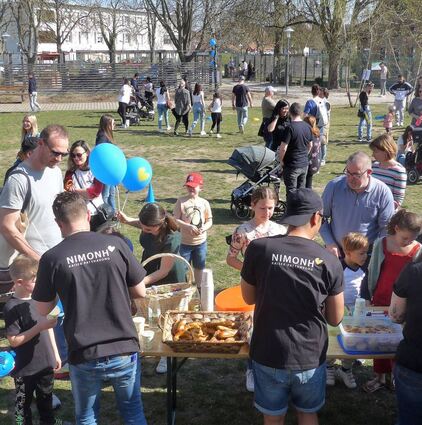 Bei strahlendem Sonnenschein herrscht reger Andrang beim Familienfest auf dem „Alla hopp“-Gelände.