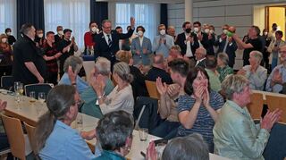 Mit viel Applaus wird der Wahlsieger Bürgermeister Dr. Ralf Göck bei seinem Einzug in der Festhalle begrüßt. Die Stimmung im Saal ist dabei eindeutig von Freude über den deutlichen Sieg geprägt, lediglich die niedrige Wahl-beteiligung scheint für viele Gäste der Wahlveranstaltung ein Wermutstropfen zu sein.
