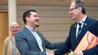 Dem SPD-Ortsvorsitzenden Selcuk Gök ist die Freude über den Wahlsieg seines Parteikollegen ins Gesicht geschrieben.