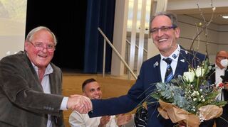 Ehrenbürger Gerd Stauffer gratuliert als Wahlleiter Göck. Stauffer gewinnt dabei selbst der eher geringen Zahl an Bürgern, die von ihrem demokratischen Recht Gebrauch gemacht haben etwas Gutes ab – viele seien überzeugt gewesen, dass es auch ohne ihr Kreuz so weitergehe wie bisher.