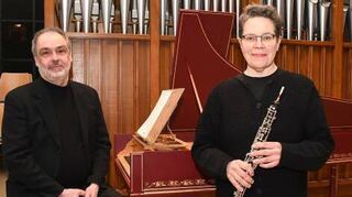 Peter Rudolf (Cembalo, Orgel) und Barbara Obert (Oboe) sorgen für passende Musik.