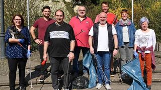Die Sozialdemokraten packen bei der Putzaktion mit an.