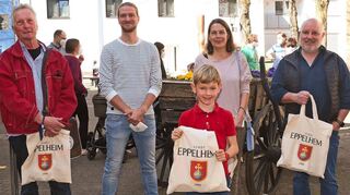 Der Umweltbeauftragte der Stadt, Benedikt Seelbach (2. v. l.), hat die Putzwoche und die Abschlussveranstaltung mit der Ziehung der Gewinner auf dem Rathausplatz organisiert. Ulrich Helbig (v. l.), Frederik Büchler, Simone Noe-Schwenn und Jürgen Geschwill konnten ihren Gewinn persönlich entgegennehmen.