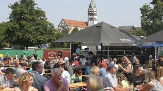 Bei schönem Wetter am geplanten Aktionstag der Vereine und Organisationen könnte auch der Bereich vor der Rheinhalle – wie hier gemütlich beim Maifest 2019 – mit einbezogen werden. Auch beim Maifest, das sich ebenso in der Planung befindet, waren neben der Geselligkeit Informationen ein Aspekt.