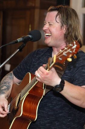 Mit viel Gefühl und Power: Martin Orth an der Gitarre. Im „Blauen Loch“ in Schwetzingen begeistert er sein Publikum.