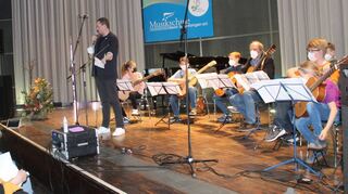 Der stellvertretende Leiter der Musikschule Philipp Wolfart freut sich über viele Besucher.