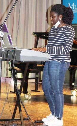 Emmanuela Owusuwaa Banahene spielt „Levitating“ von Dua Lipa.