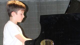 Paul Zikov: erst acht Jahre alt und schon ein kleiner Bluesprofi am Klavier.