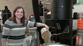 Der erste Schritt der Kaffeezubereitung in der Hockenheimer Privatrösterei ist das Wiegen. 35 Kilogramm Rohkaffee werden von Redakteurin Vanessa Schwierz in die Schale gekippt.