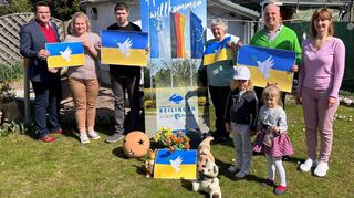 Mehr als ein Dutzend ukrainische Kriegsflüchtlinge sind auch in Reilingen angekommen. Die ersten von ihnen wurden von Bürger-meister Stefan Weisbrod (l.) im Namen der Gemeinde begrüßt.