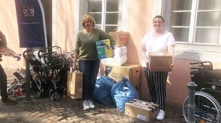 Gerhard (v. l.) und Brigitte Weik übergeben die gesammelten Spenden an Christine Kühlewein.