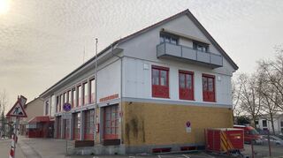 Das Feuerwehrgerätehaus ist zu beengt und muss mittelfristig dringend saniert werden, auch, um brandtechnische Vorgaben zu erfüllen. Langfristig steht ein kompletter Neubau an anderer Stelle auf der Agenda des Gemeinderates.