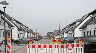 Noch ist die Speyerer Straße provisorisch zur Sackgasse umgewandelt. Sowie sie der Gemeinde übertragen worden ist, sollen nach dem Ratsbeschluss stabile Poller errichtet werden, die eine Durchfahrt verhindern.